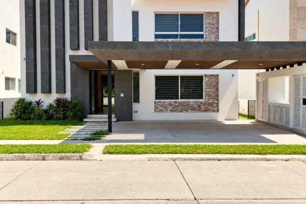 Casa fachada clásica en Paraíso Country Club, Emiliano Zapata