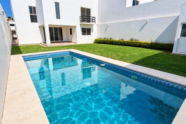 Casa en venta en Burgos, Temixco · 5 recámaras · $8,600,000
